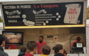gestión de colas retail comercio establecimiento food truck gestor turnos espera software publicidad sistema expendedor ticket digital signage 3