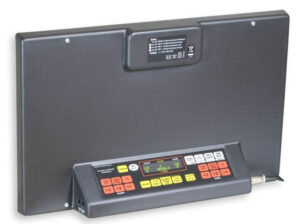Marcador favero PS-M electrónico portátil deportivo led para colocación sobremesa en polideportivos. Visualización de tanteador, posesión, faltas y tiempo de partido en los siguientes deportes: baloncesto, fútbol, rugby, voleibol, tenis, pádel, pelota vasca, fútbol sala, balonmano, boxeo, lucha, judo, kárate, hockey, tenis, bádminton, tenis de mesa, waterpolo, … Cronómetros electrónicos. Pupitre integrado.