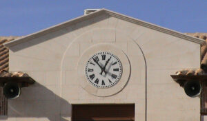 reloj de ayuntamiento edificio público urbano agujas campanadas esfera fachada campanario maquinaria gps