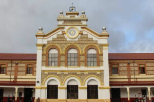 reloj de edificio monumental urbano agujas campanadas esfera fachada campanario maquinaria gps