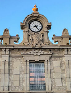 reloj de edificio público monumental urbano agujas fachada esfera fachada campanario maquinaria gps