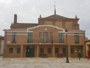 reloj de esfera agujas torre ayuntamiento iglesia maquinaria urbano campanadas fachada campanario gps