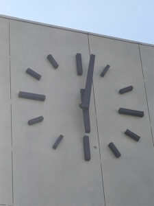 reloj de esfera agujas torre ayuntamiento iglesia monumental urbano campanadas fachada campanario maquinaria gps