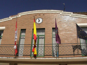 reloj de esfera agujas torre campanadas iglesia ayuntamiento urbano fachada campanario maquinaria gps