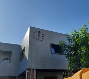 reloj de torre ayuntamiento fachada gps monumental urbano agujas campanadas esfera campanario electrónico