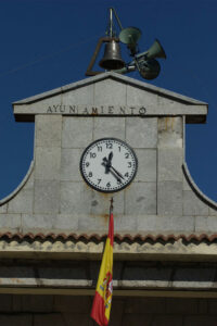 reloj de torre ayuntamiento iglesia monumental urbano agujas campanadas esfera fachada campanario minutería