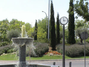 reloj esfera farola ayuntamiento plaza monumental agujas fachada iluminado maquinaria gps banderola