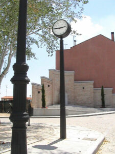 reloj farola poste ayuntamiento plaza monumental agujas esfera fachada iluminación led maquinaria gps