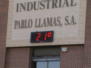 reloj led temperatura hora electrónico termómetro fachada banderola exterior estanco luminosidad display calendario digital