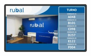sistema gestión de colas gestor turnos espera software publicidad empresa salud clínicas ticket táctil televisión tv digital signage 3